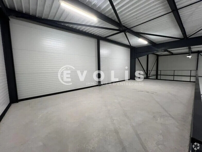 Flex in Janneyrias for lease - Interior Photo - Image 3 of 29