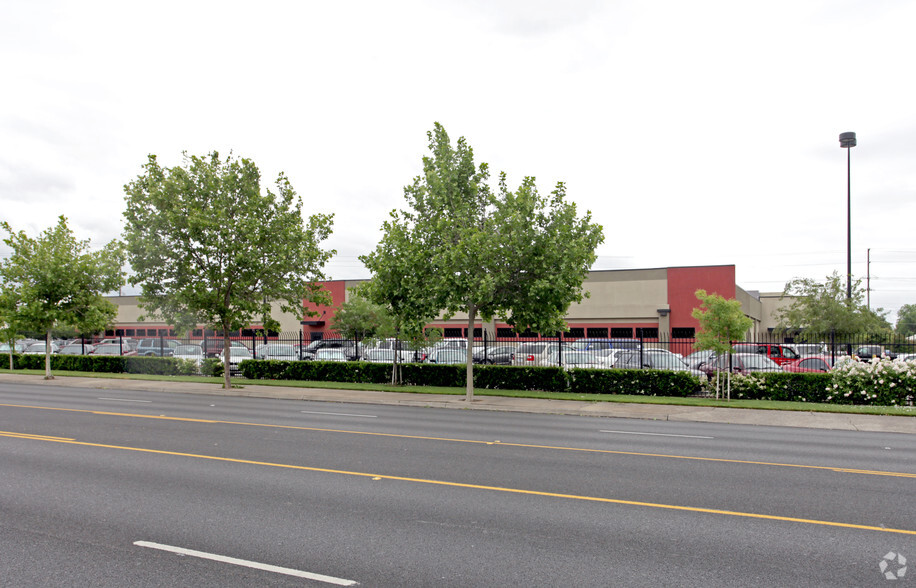 1600 Yosemite Blvd, Modesto, CA for sale - Primary Photo - Image 1 of 2