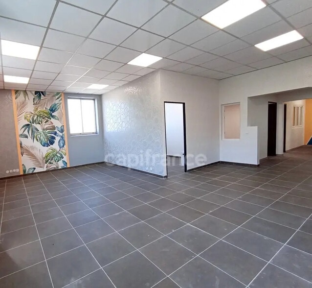 Office in Guibeville for lease - Interior Photo - Image 3 of 9