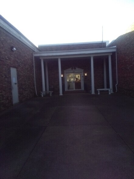 714 Kaderly St NW, New Philadelphia, OH à louer - Photo principale - Image 1 de 3