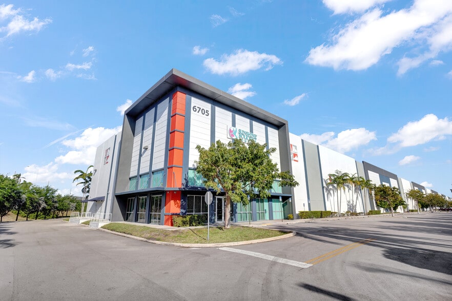 6705 NW 36th St, Miami, FL for lease - Building Photo - Image 3 of 4