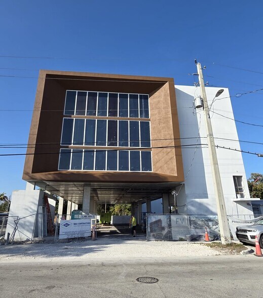 11 NW 168th St, North Miami Beach, FL à louer - Photo du bâtiment - Image 3 de 3