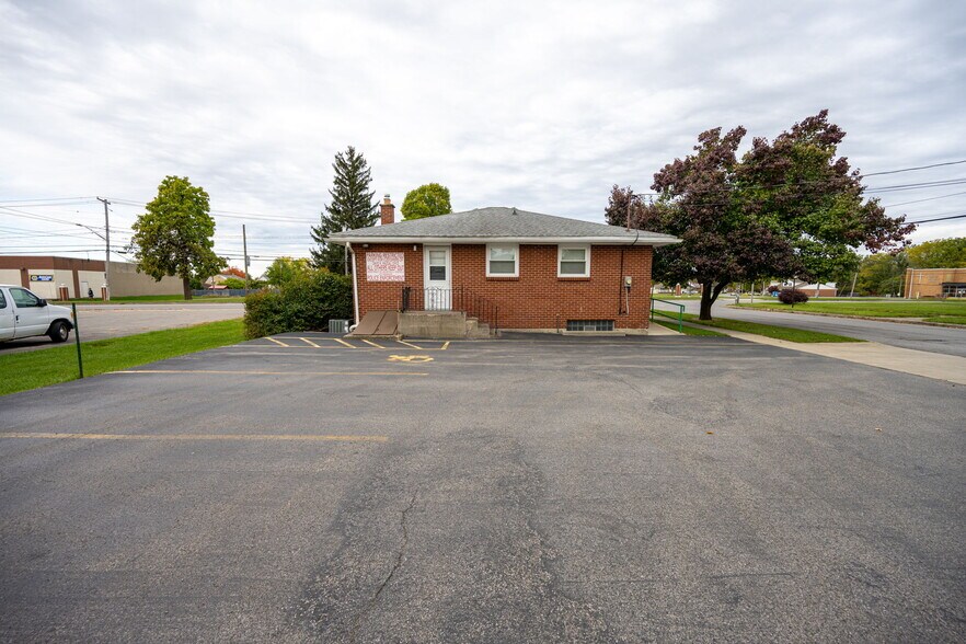 1616 Abbott Rd, Lackawanna, NY à louer - Photo du bâtiment - Image 2 de 9