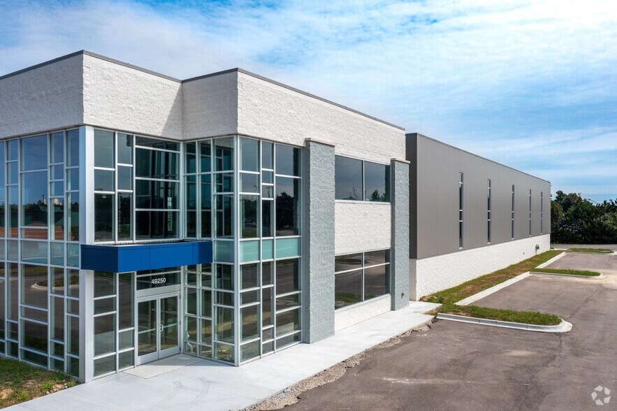 49250 West Rd, Wixom, MI à vendre - Photo du bâtiment - Image 3 de 8