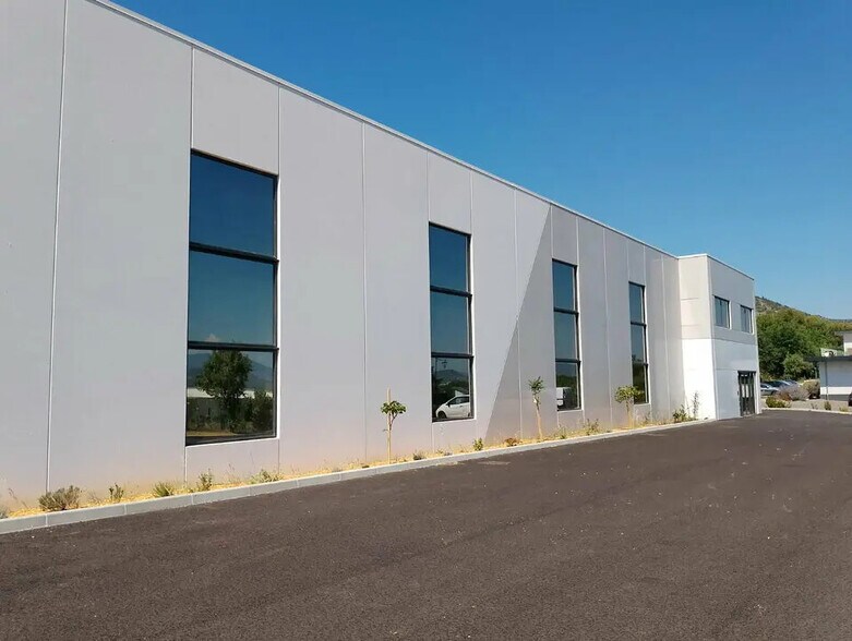 Industriel dans Saint-Estève-Janson à louer - Photo du bâtiment - Image 2 de 8