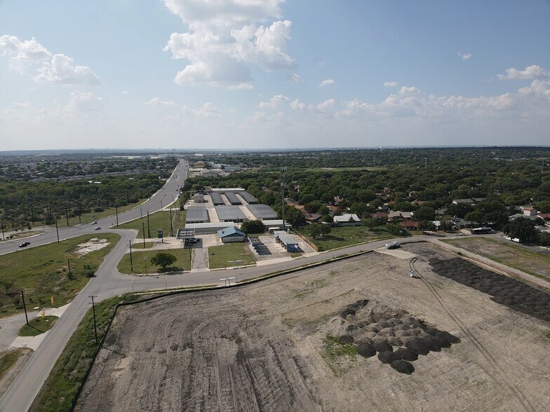 7407 Glen Mont Dr, San Antonio, TX for lease - Primary Photo - Image 1 of 17