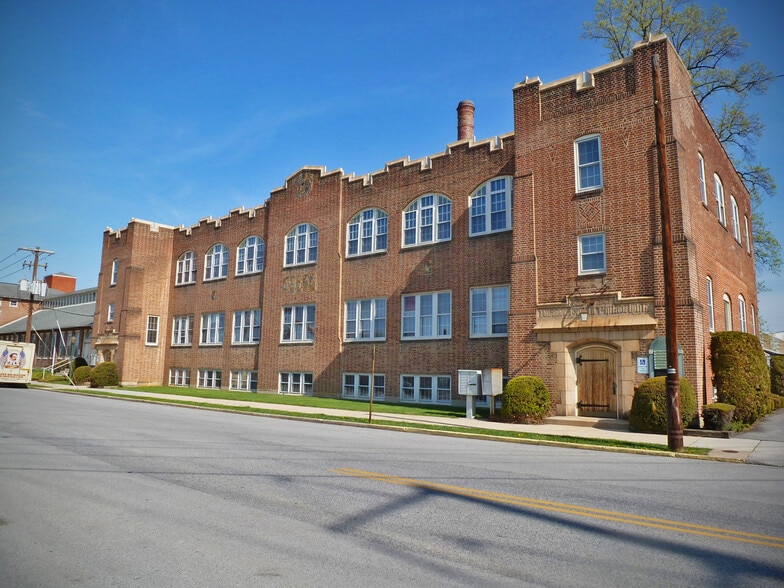 401 E Louther St, Carlisle, PA for lease - Building Photo - Image 1 of 8