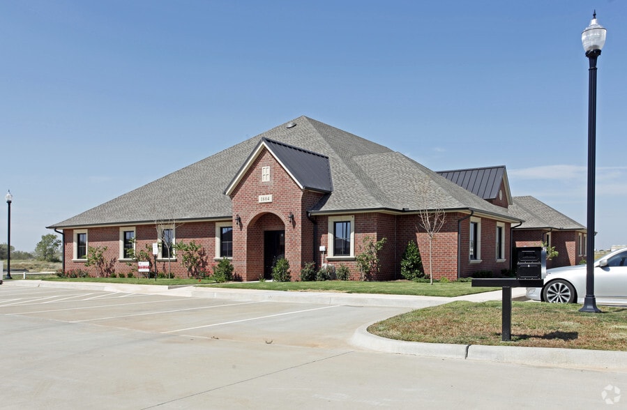 1804 Commons Cir, Yukon, OK for lease - Primary Photo - Image 1 of 4