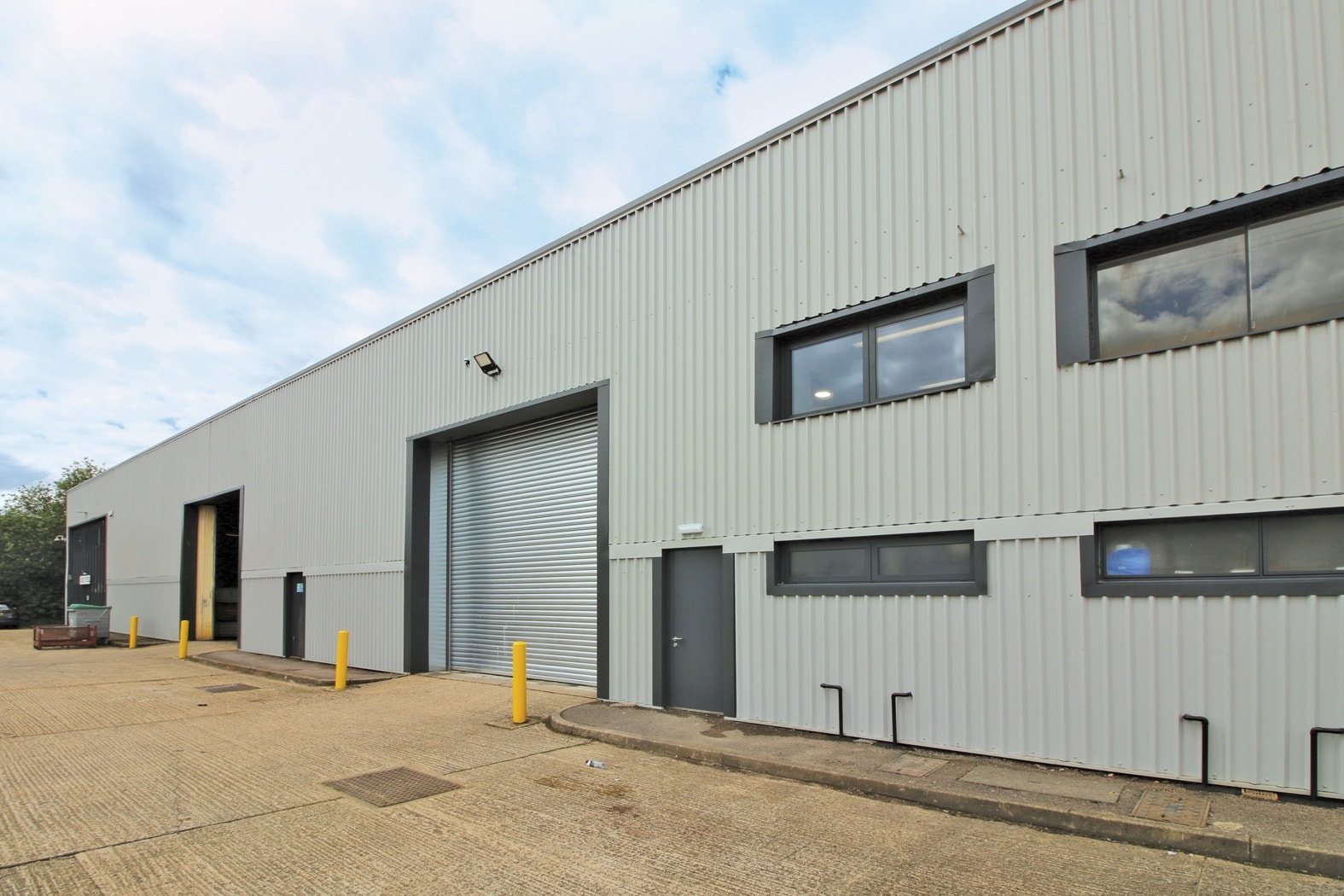 1-4 Units 2, 7 & 8, Pin Green Industrial Estate, Stevenage for lease Building Photo- Image 1 of 5