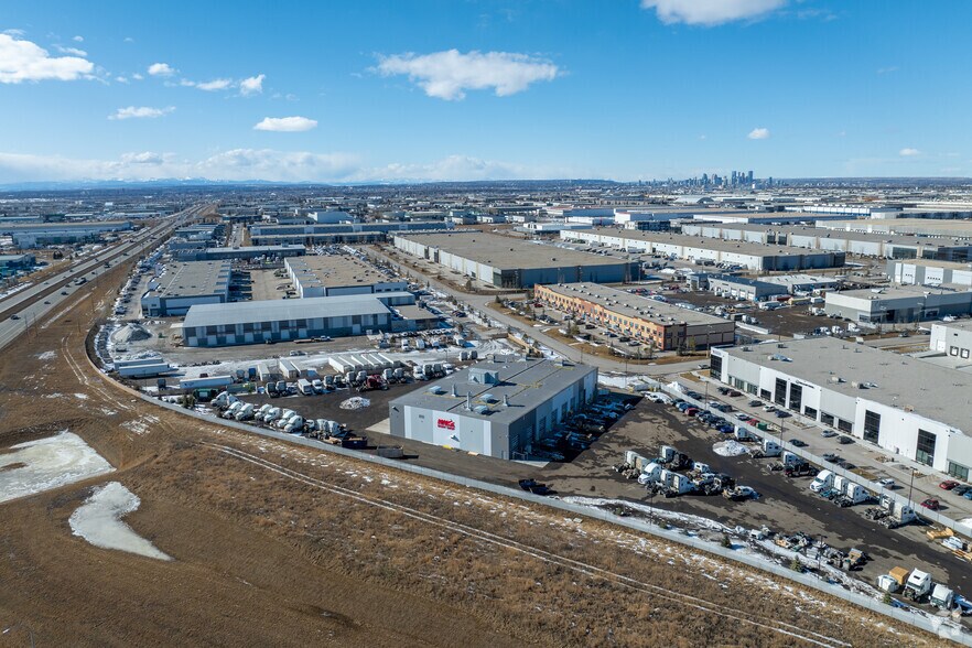 6533 80 Av SE, Calgary, AB à louer - Aérien - Image 2 de 3