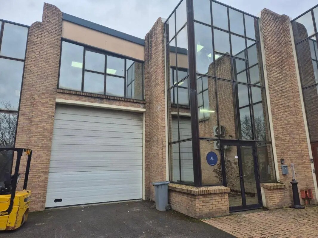 Industrial in Le Thillay for lease Primary Photo- Image 1 of 12