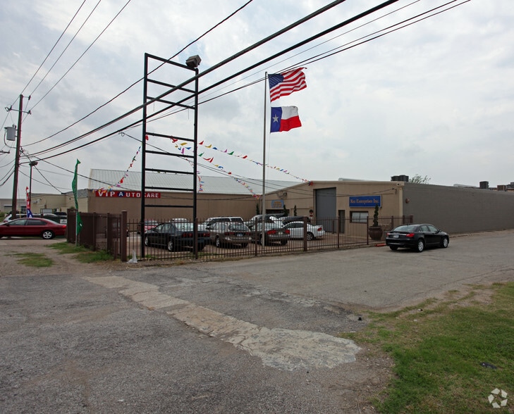 11603-11607 Denton Dr, Dallas, TX for lease - Building Photo - Image 2 of 26