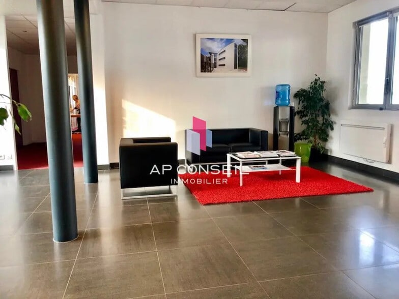 Office in Versailles for lease - Building Photo - Image 2 of 9