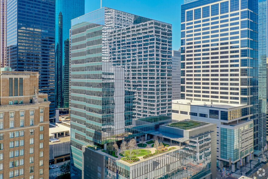 1111 Travis St, Houston, TX à louer - Photo du bâtiment - Image 3 de 5