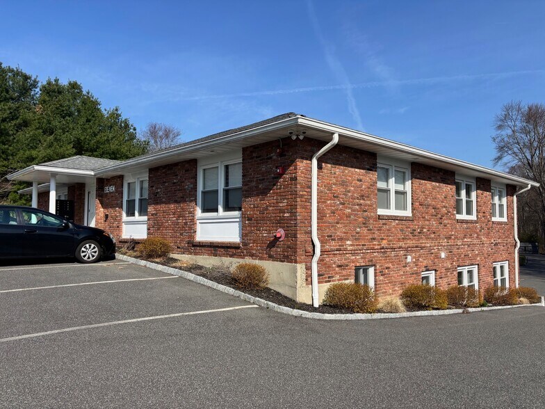 11 Church Hill Rd, Newtown, CT à vendre - Photo du bâtiment - Image 3 de 15