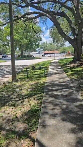330 W Bearss Ave, Tampa, FL à louer - Vidéo sur l’inscription commerciale - Image 3 de 7