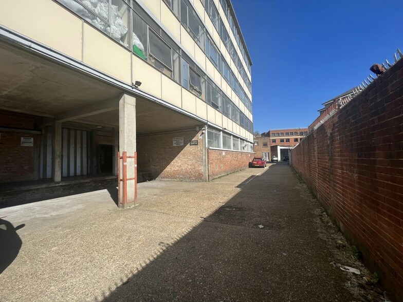 Westbourne St, High Wycombe à louer - Photo du bâtiment - Image 3 de 11