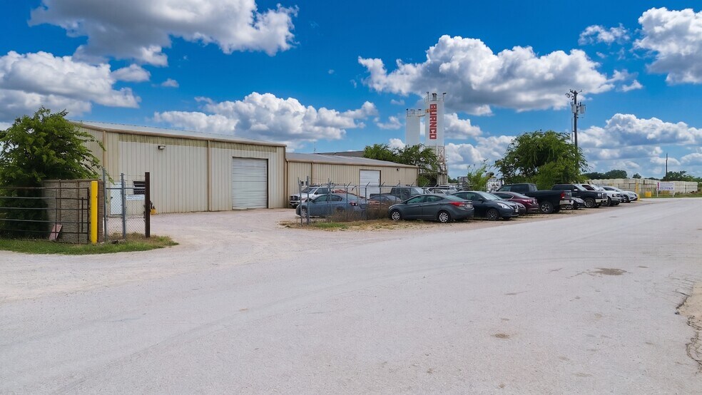 9717 Industrial Rd, Justin, TX for lease - Building Photo - Image 2 of 6