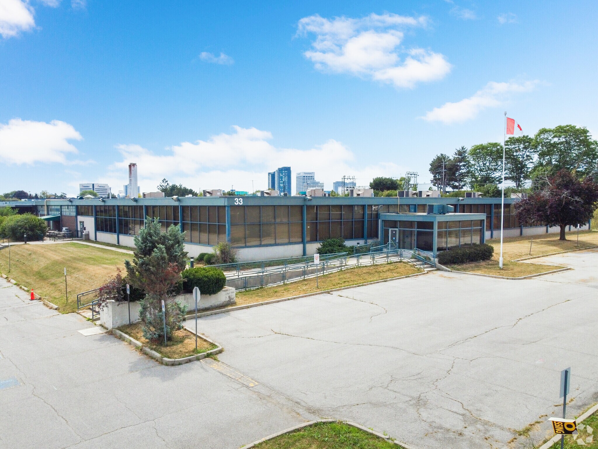 33 Green Belt Dr, Toronto, ON for sale Primary Photo- Image 1 of 1