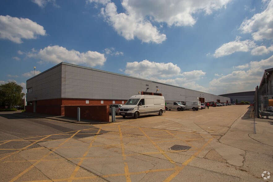 343-350 Edinburgh Ave, Slough à louer - Photo du bâtiment - Image 2 de 12