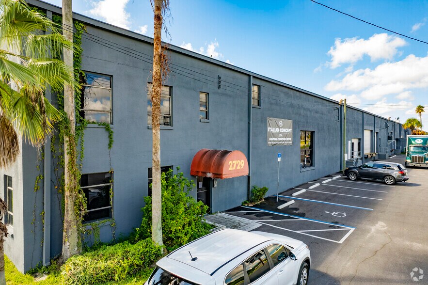 2717-2729 E Adamo Dr, Tampa, FL à louer - Photo du bâtiment - Image 2 de 9