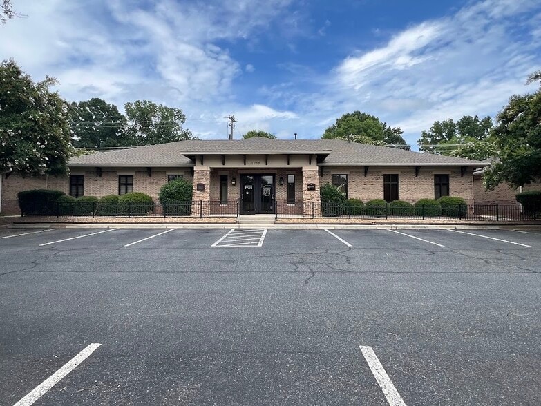 1258 Mann Dr, Matthews, NC à vendre - Photo du bâtiment - Image 3 de 35