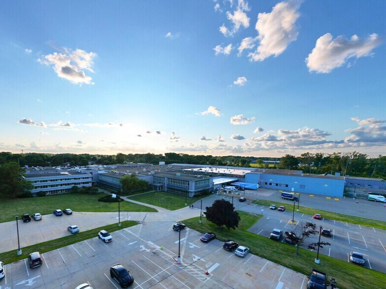 2424 W 23rd St, Erie, PA à louer - Photo du bâtiment - Image 3 de 25