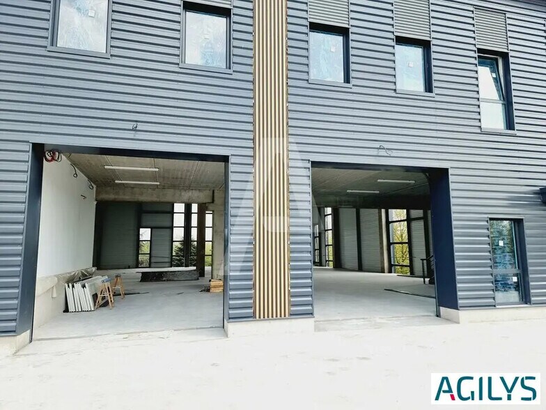 Flex dans Élancourt à louer - Photo du bâtiment - Image 1 de 8