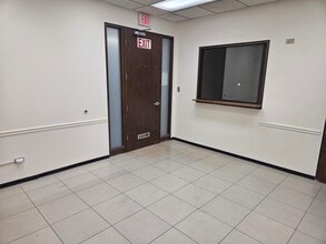 601 W Central Rd, Mount Prospect, IL for lease Interior Photo- Image 1 of 6