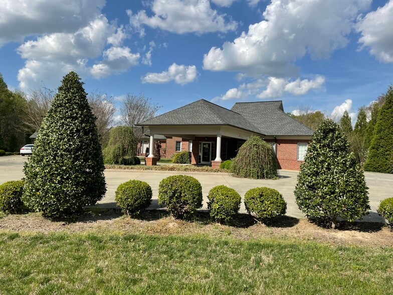 1611 Flora Ave, Burlington, NC for lease - Building Photo - Image 2 of 18