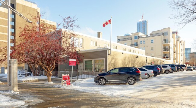 Plus de détails pour 10179 108 St NW, Edmonton, AB - Commerce de détail à vendre