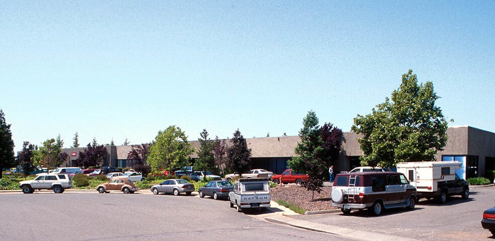 10151 Croydon Way, Sacramento, CA à louer - Photo du bâtiment - Image 2 de 16