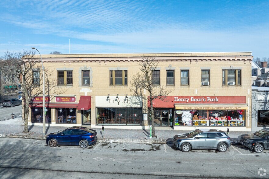 691 Massachusetts Ave, Arlington, MA à louer - Photo du bâtiment - Image 3 de 4