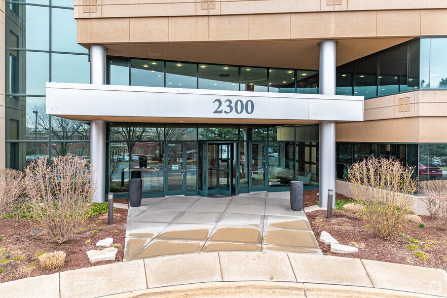 2300 Cabot Dr, Lisle, IL à louer - Photo du bâtiment - Image 3 de 6