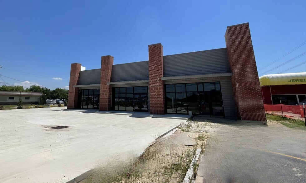 3320 N Main St, Baytown, TX for lease - Building Photo - Image 2 of 10