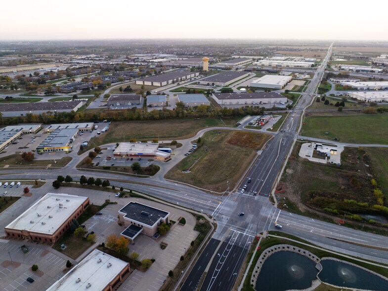 10900 Meredith Dr, Urbandale, IA à vendre - Photo du bâtiment - Image 1 de 10