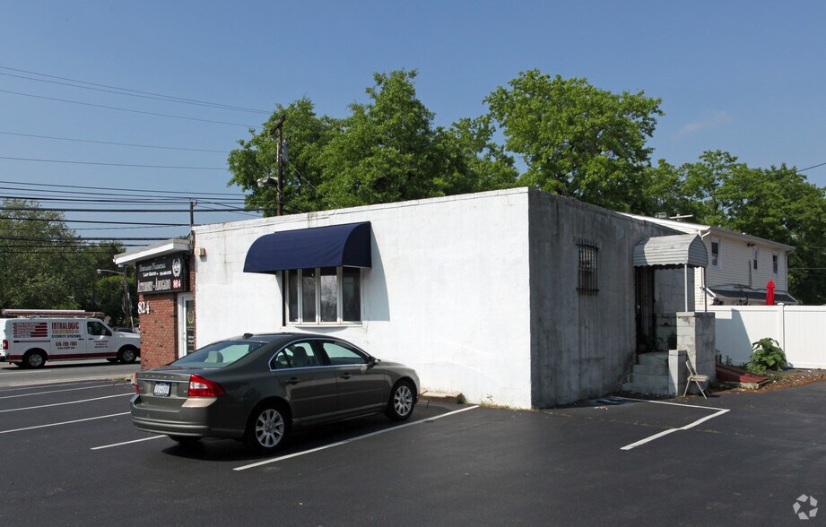 824 Old Country Rd, Westbury, NY à louer - Photo du bâtiment - Image 3 de 12