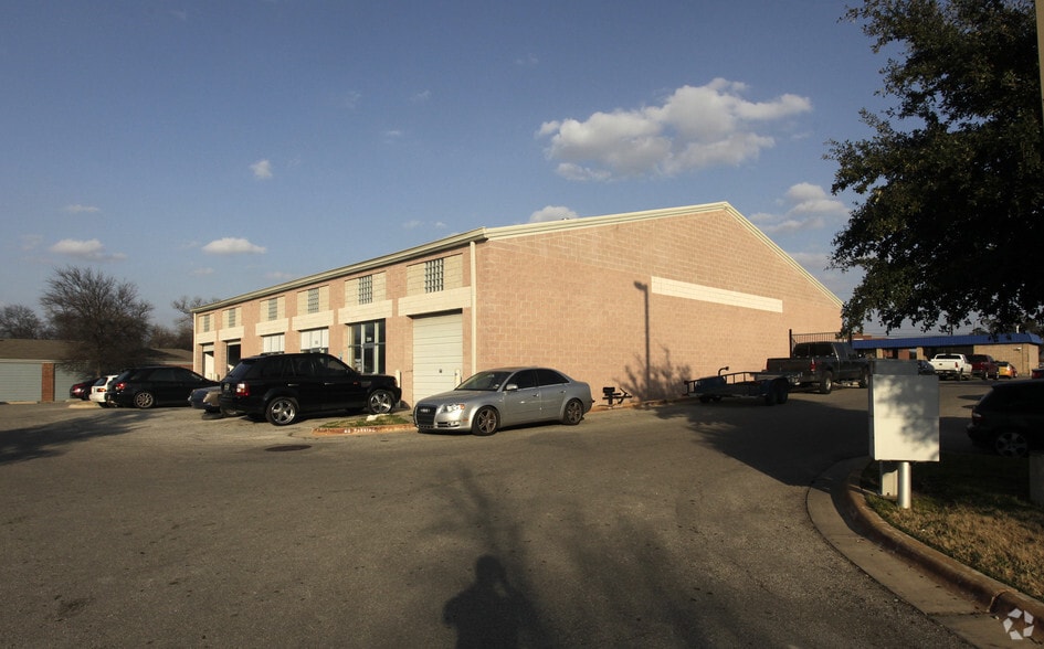 10200 N Lamar Blvd, Austin, TX à louer - Photo du bâtiment - Image 3 de 11