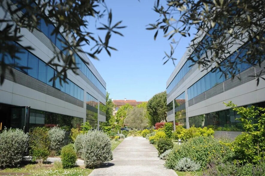 Office in Toulouse for lease - Building Photo - Image 1 of 22