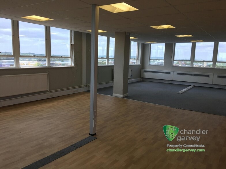 Oxford Rd, Aylesbury à louer - Photo du bâtiment - Image 3 de 7