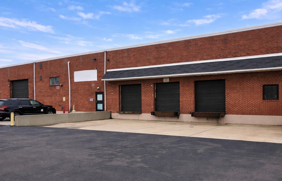 320 Camer Dr, Bensalem, PA à louer - Photo du bâtiment - Image 2 de 4