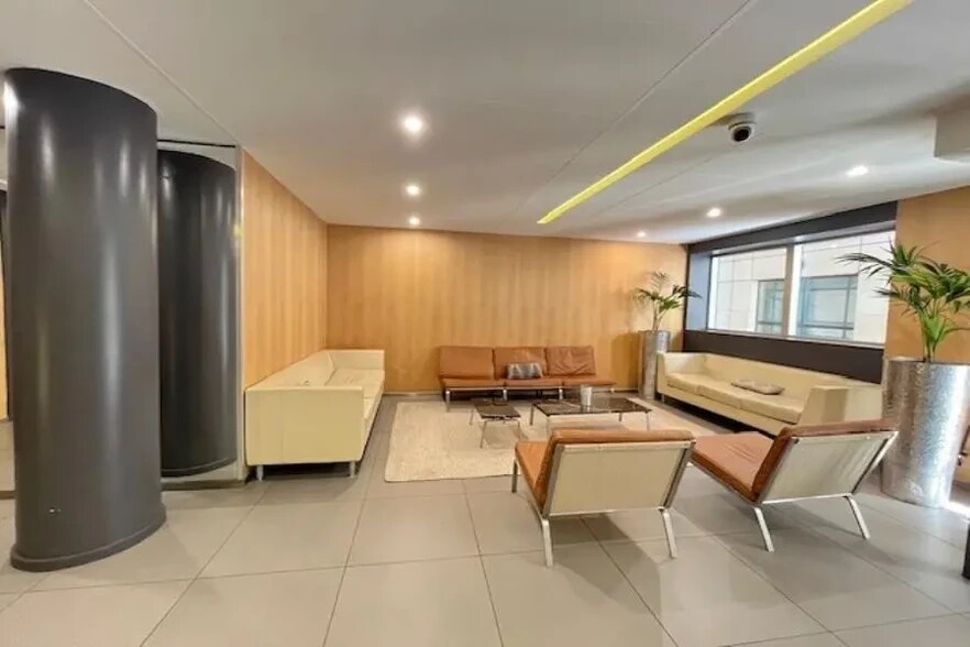 Avenue Edouard Vaillant, Boulogne-Billancourt for lease - Lobby - Image 1 of 1