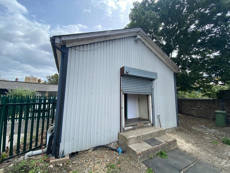 Unit 20A,20B &20C Hanworth Road portfolio of 3 properties for sale on LoopNet.ca - Building Photo - Image 3 of 7