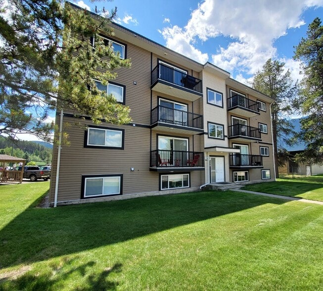 East Kootenay Apartment Portfolio portfolio of 5 properties for sale on LoopNet.ca - Building Photo - Image 2 of 13