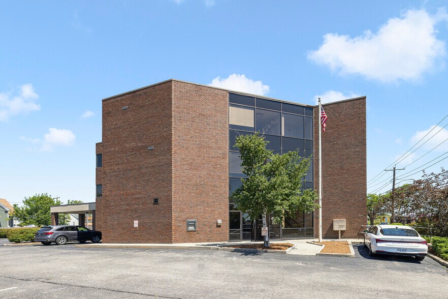 999 S Broadway, East Providence, RI à vendre - Photo du bâtiment - Image 2 de 31