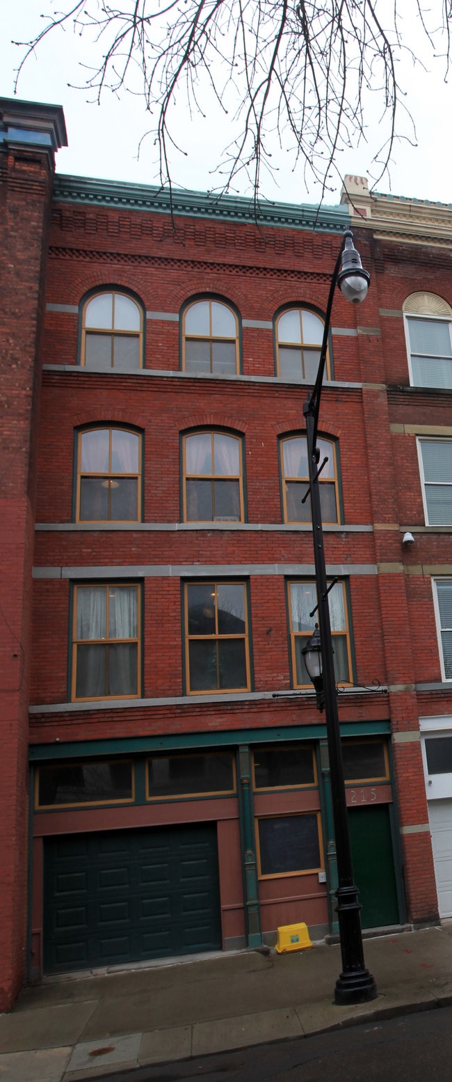 Plus de détails pour 215 State St, Binghamton, NY - Multi-résidentiel aux enchères