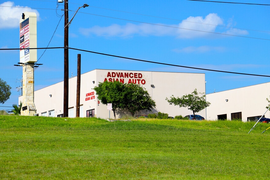 12066-3 Starcrest Dr, San Antonio, TX for lease - Building Photo - Image 2 of 7