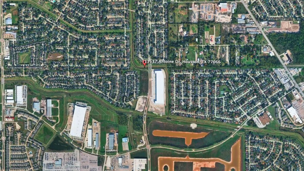 11537 Antoine Dr, Houston, TX à louer - Vidéo sur l’inscription commerciale - Image 2 de 17