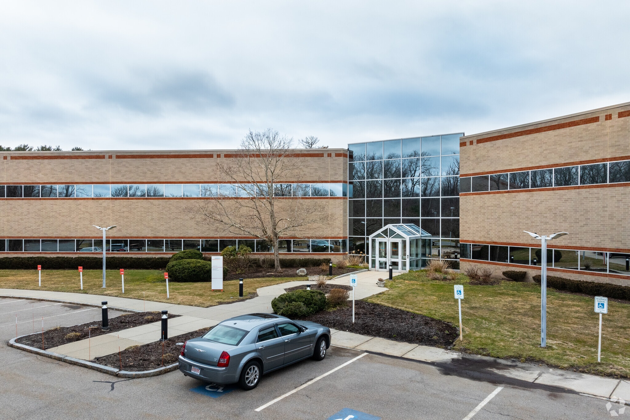 2 Edgewater Dr, Norwood, MA for lease Primary Photo- Image 1 of 3