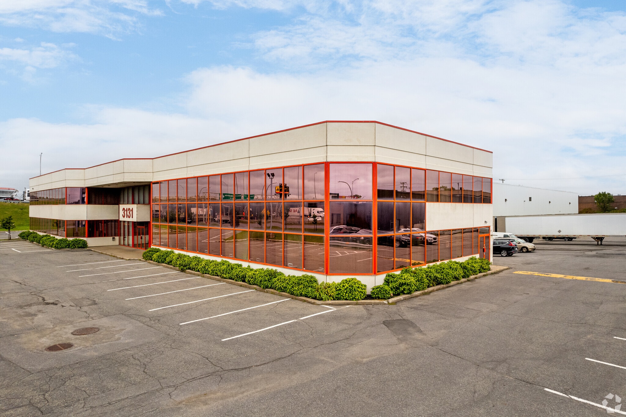 9260-9300 Blvd Henri Bourassa W, Montréal, QC for lease Primary Photo- Image 1 of 10